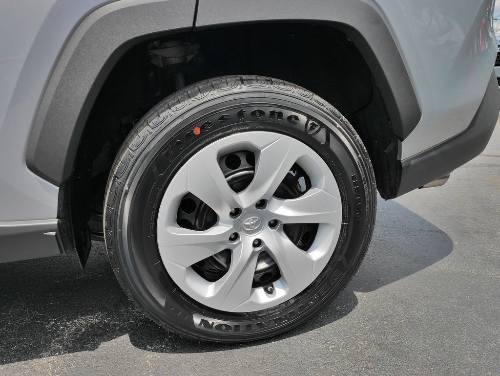 Used 2025 Toyota RAV4 LE AWD/4WD image 9