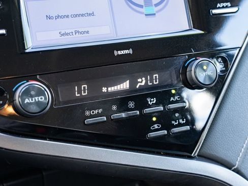 Used 2020 Toyota Camry SE FWD image 18
