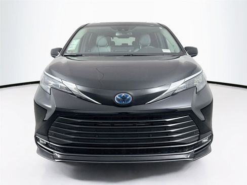 Used 2025 Toyota Sienna XLE image 9