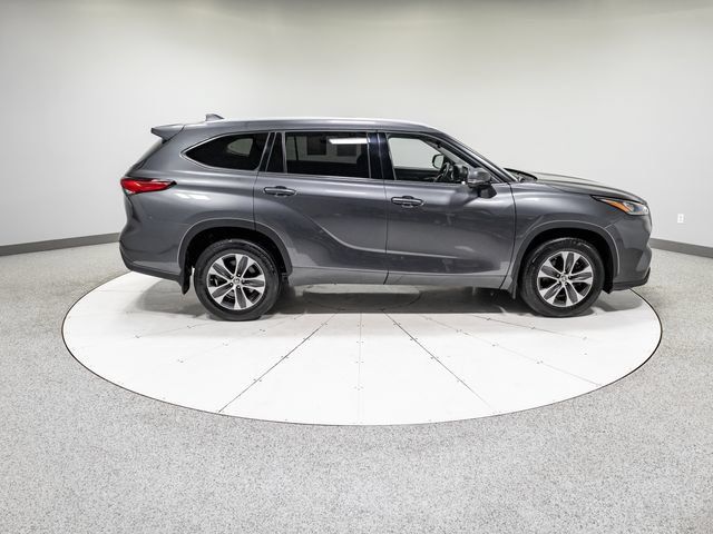Used 2022 Toyota Highlander XLE AWD/4WD image 31