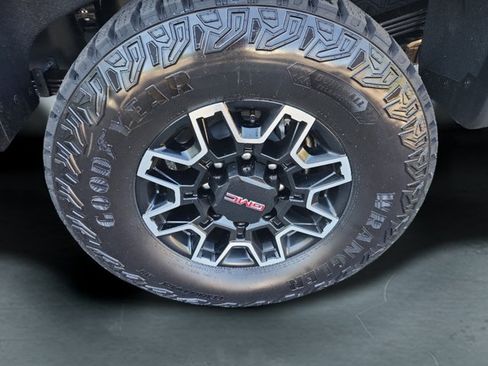 Used 2026 GMC Sierra 2500 AT4X w/ LPO, Black Badging Package AWD/4WD image 9