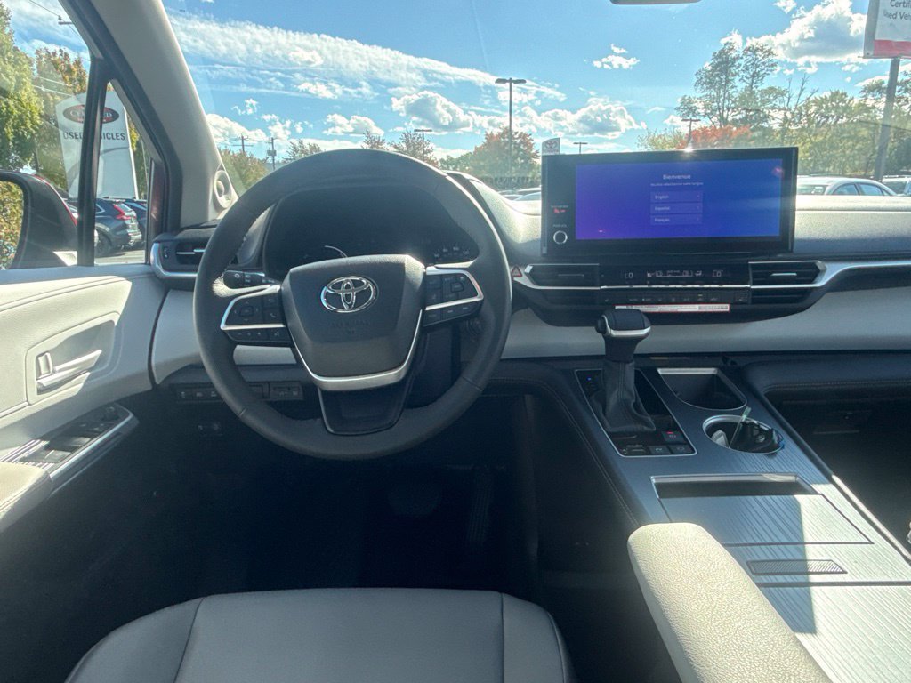 Used 2026 Toyota Sienna XLE FWD image 20