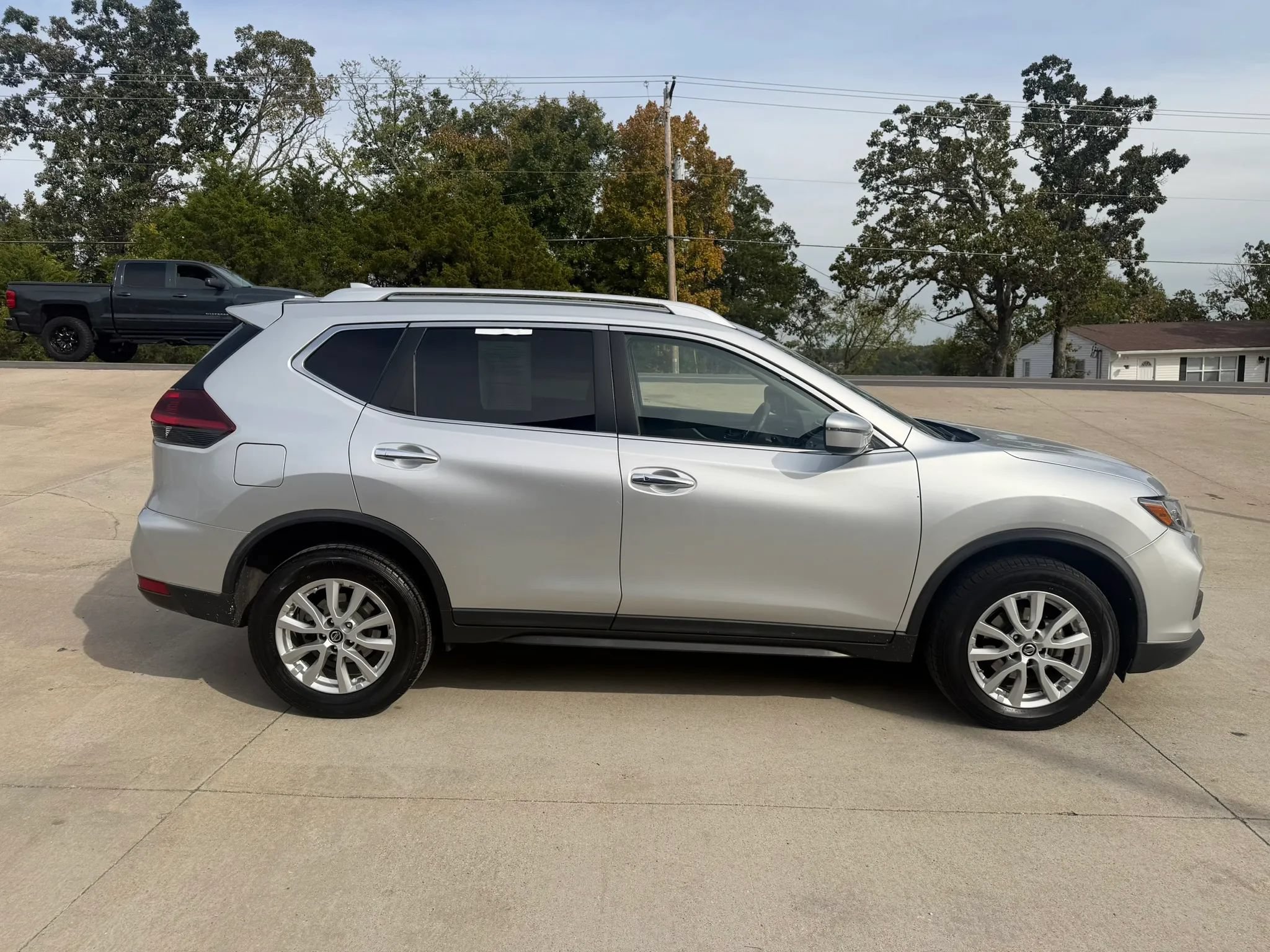 Used 2020 Nissan Rogue SV AWD/4WD image 2