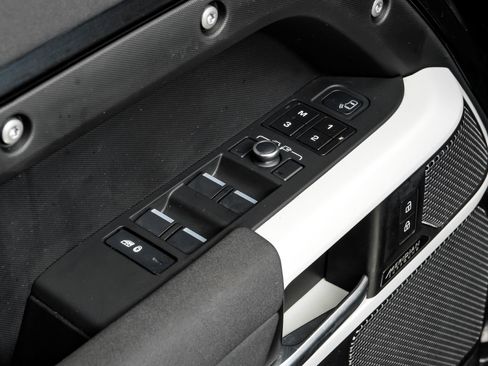 Used 2023 Land Rover Defender 110 SE image 45