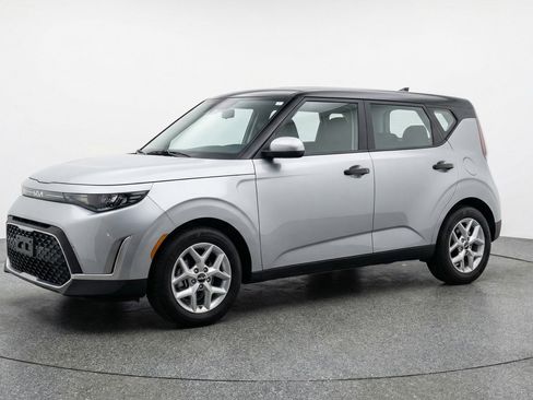 Used 2025 Kia Soul LX w/ LX Technology Package image 3