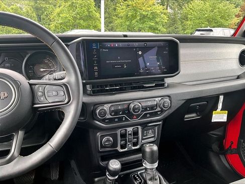 Used 2024 Jeep Wrangler Unlimited w/ Convenience Group AWD/4WD image 18