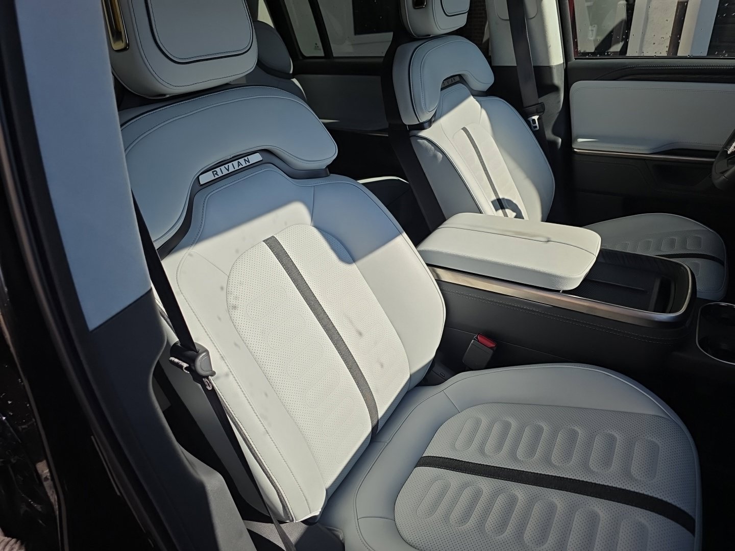 Used 2025 Rivian R1S Adventure Dual AWD/4WD image 35