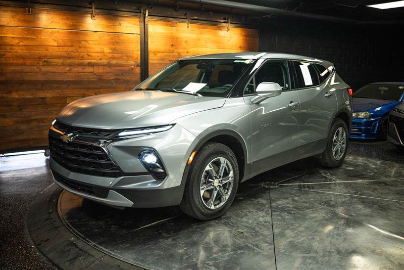 Used 2025 Chevrolet Blazer LT FWD image 2