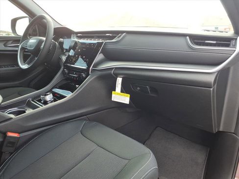 Certified 2025 Jeep Grand Cherokee Laredo image 6