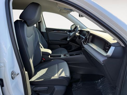 New 2026 Volkswagen Tiguan SE image 19