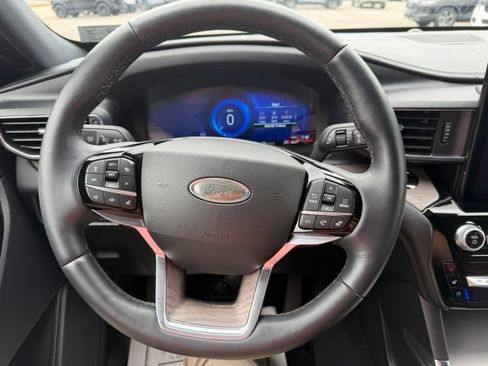 Used 2023 Ford Explorer Platinum w/ Technology Package AWD/4WD image 13