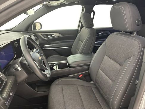 Used 2025 Chevrolet Traverse LT w/ Sun and Wheel Package image 12