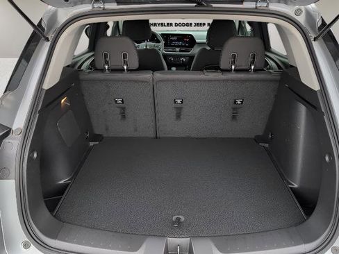 Used 2025 Chevrolet TrailBlazer LS w/ LS Convenience Package FWD image 9