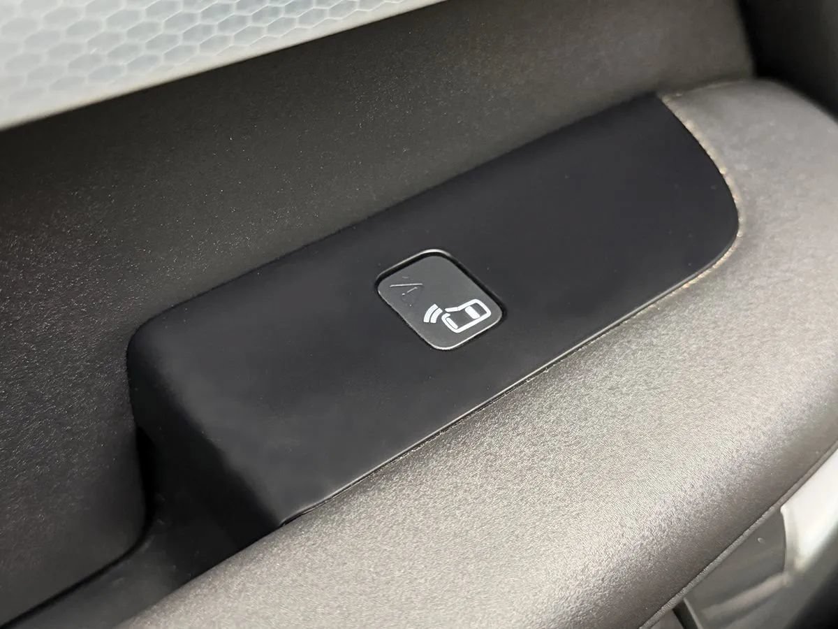 Used 2020 Land Rover Discovery Landmark AWD/4WD image 38