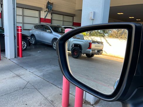 Used 2024 Nissan Pathfinder SV image 19