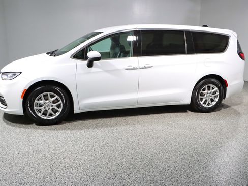 Used 2023 Chrysler Pacifica Touring-L FWD image 10