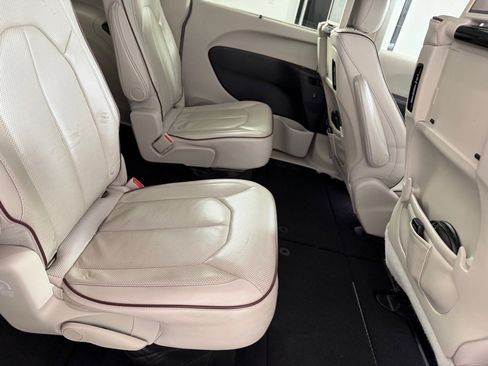 Used 2017 Chrysler Pacifica Limited image 23