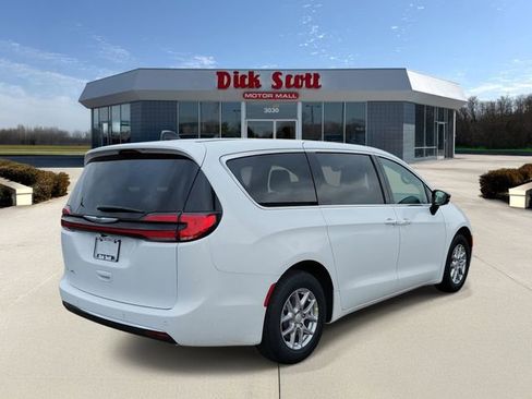 New 2026 Chrysler Pacifica Select image 4