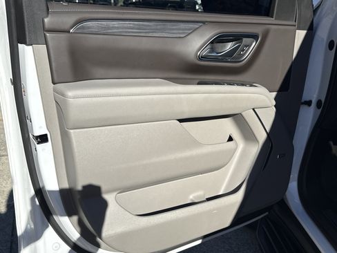 Used 2023 GMC Yukon SLT w/ SLT Premium Package image 10