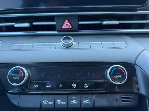 Used 2024 Hyundai Elantra SEL FWD image 11