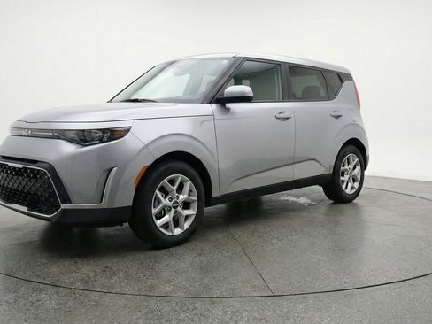 Used 2025 Kia Soul LX w/ LX Technology Package FWD image 3