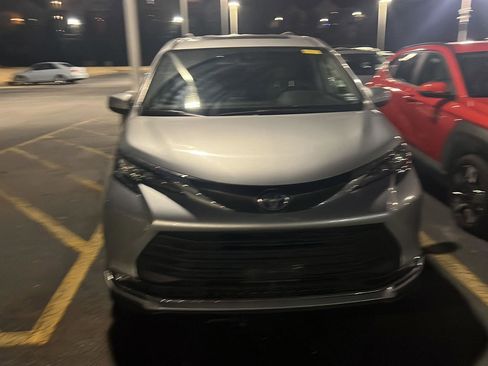 Certified 2024 Toyota Sienna XLE image 5