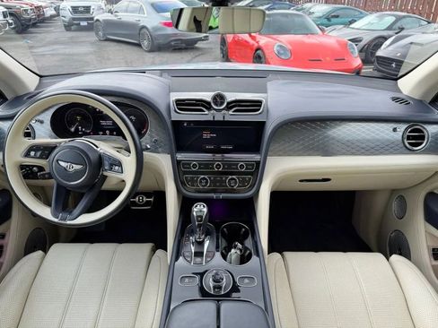 Used 2021 Bentley Bentayga w/ First Edition Specification image 17