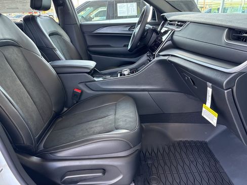 New 2025 Jeep Grand Cherokee L Altitude image 17