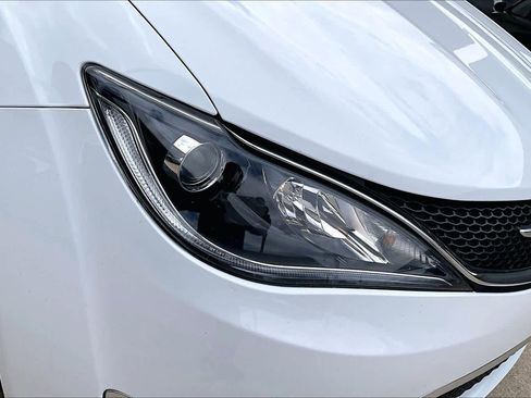 Used 2020 Chrysler Pacifica Touring FWD image 25