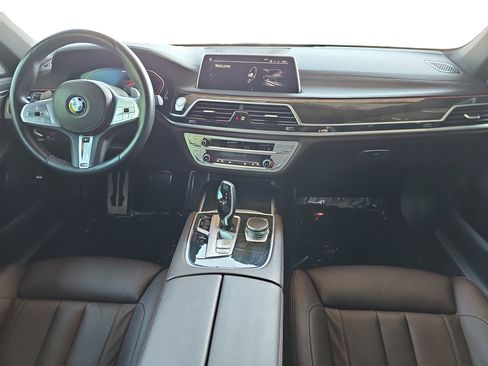 Used 2022 BMW 740i w/ M Sport Package RWD image 9