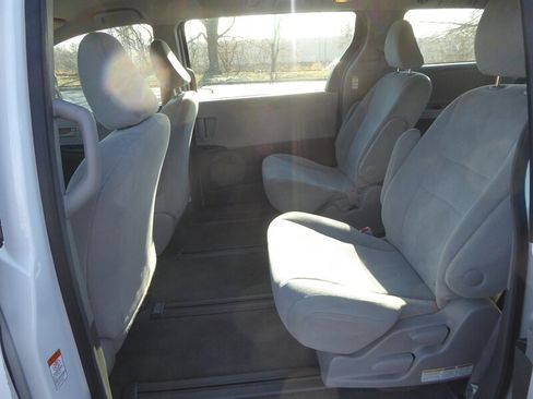 Used 2016 Toyota Sienna L image 25
