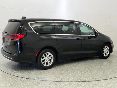 Used 2023 Chrysler Pacifica Touring-L FWD image 7