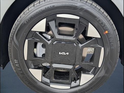 New 2026 Kia Carnival EX image 17