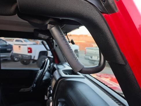 Used 2018 Jeep Wrangler Unlimited Sahara AWD/4WD image 27