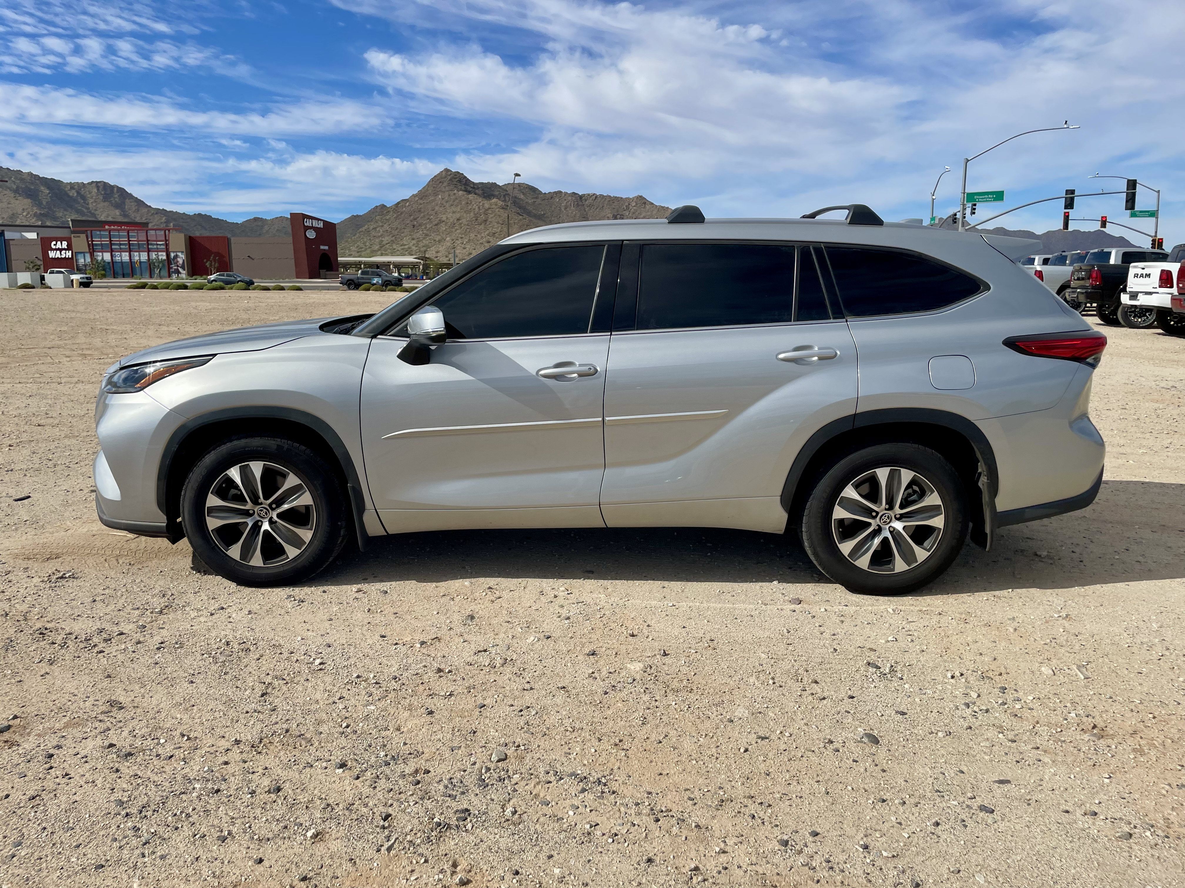 Used 2021 Toyota Highlander XLE AWD/4WD image 2