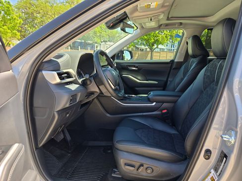 Used 2025 Toyota Highlander XLE AWD/4WD image 10
