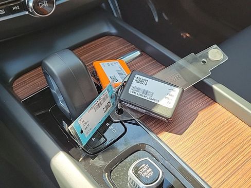 Used 2023 Volvo XC60 B5 Plus w/ Protection Package Premier image 22