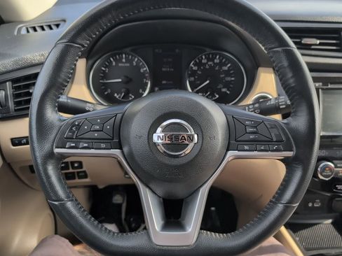 Used 2018 Nissan Rogue SV image 16