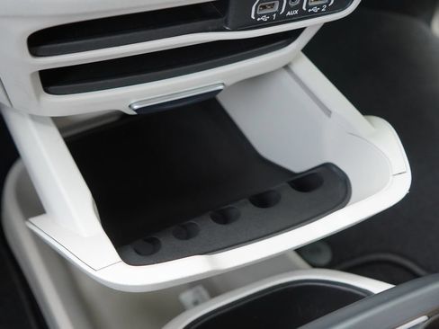 Used 2024 Chrysler Pacifica Touring-L FWD image 32