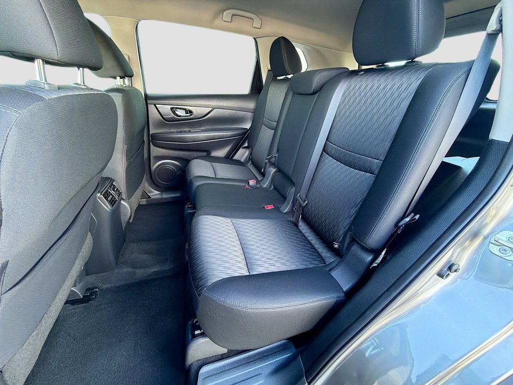 Used 2017 Nissan Rogue SV FWD image 22
