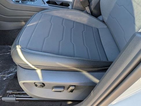 New 2026 Volkswagen Taos SE FWD image 18