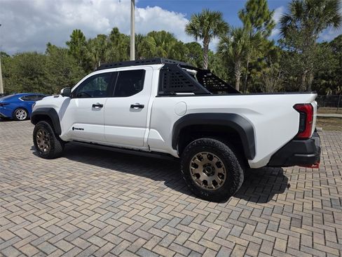 Used 2025 Toyota Tacoma Trailhunter image 9