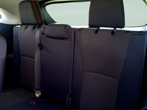 Used 2023 Toyota Highlander LE FWD image 27