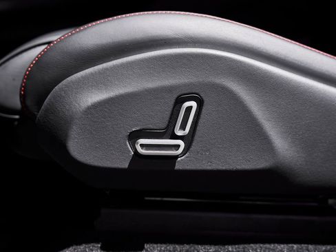 Used 2025 Ferrari Purosangue AWD/4WD image 49