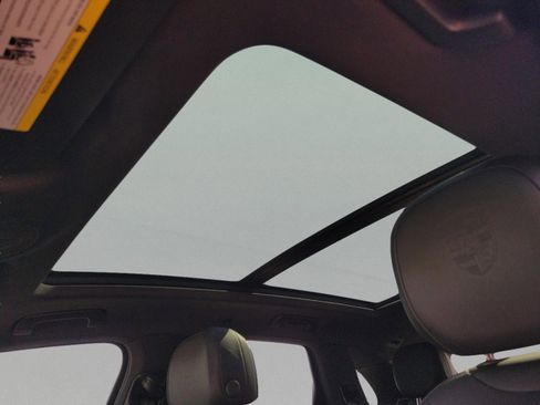 Used 2025 Porsche Cayenne image 34