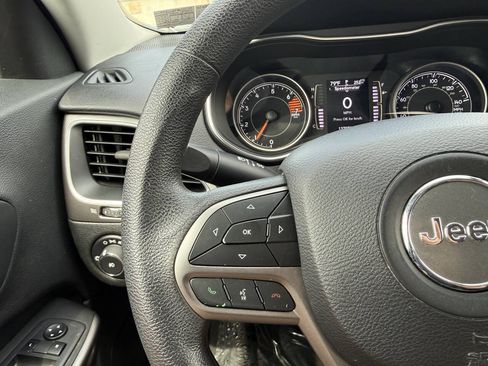 Used 2019 Jeep Cherokee Latitude w/ Popular Appearance Group FWD image 14