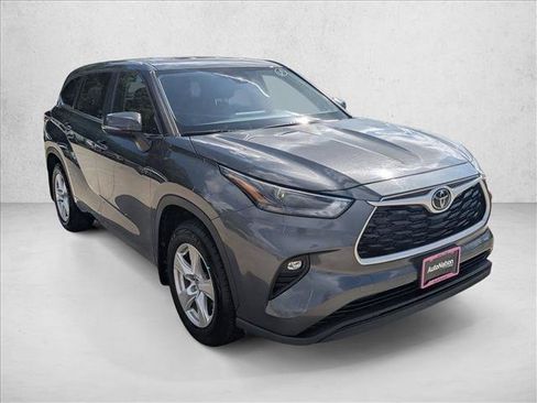 Used 2025 Toyota Highlander LE AWD/4WD image 3