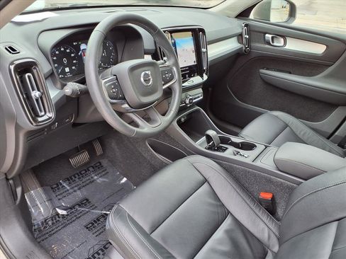 Used 2022 Volvo XC40 T5 Momentum w/ Premium Package image 17
