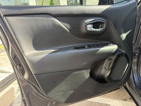 Used 2018 Jeep Renegade Altitude w/ UConnect 8.4 Nav Group image 22