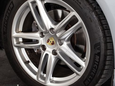 Used 2014 Porsche Panamera 4 image 14